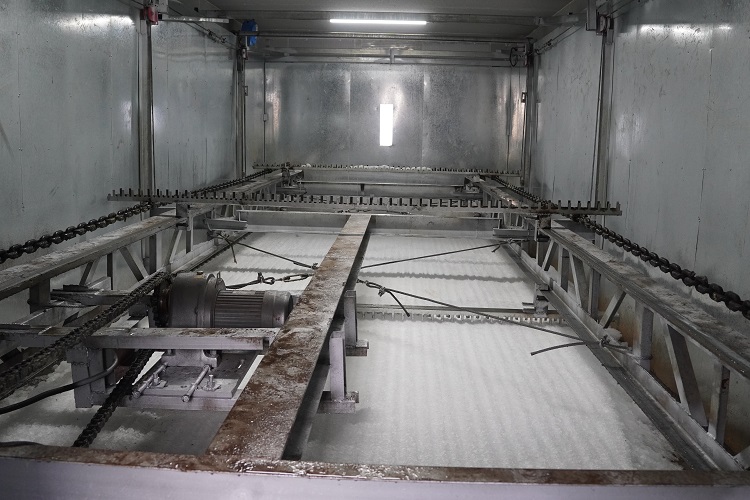 آلة صنع شرائح الثلج مع نظام ثلج تلقائي تم تركيبها في مصنع الخلط.JPG